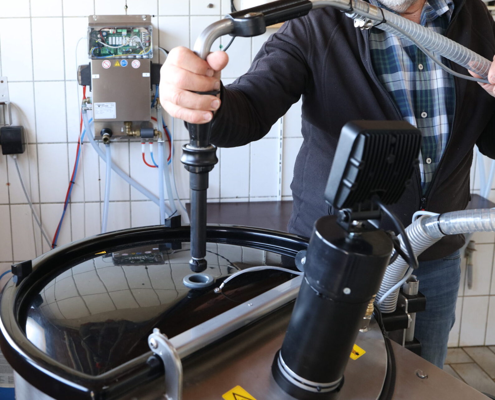 Richtige Platzierung der Reinigungsdüse am MilchMobil für eine effektive Reinigung mit Hilfe der Clean&Fill Station.