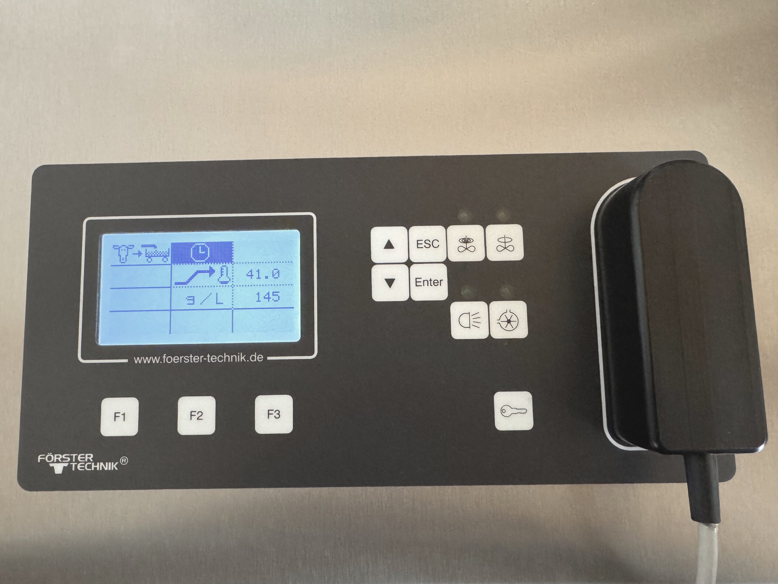 Die Wiederbefüllung des MilchMobils kann einfach über das LED-Display angepasst werden, um die optimale Menge an Tränke für die Kälber bereitzustellen.