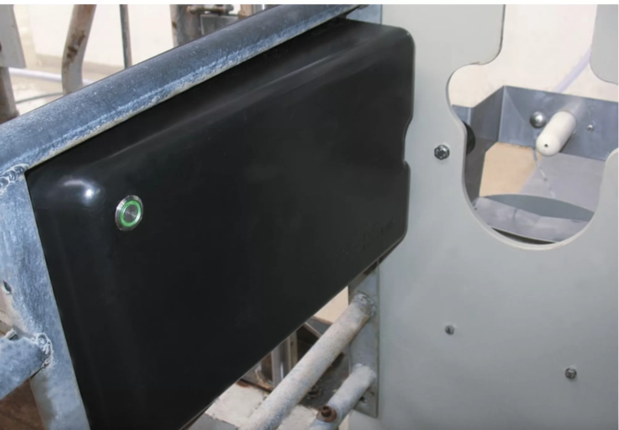 Der innovative MultiReader erkennt das Kalb beim Betreten der Tränkestation über einen Halsbandtransponder oder eine elektronische Ohrmarke und stellt die zugewiesene Tränkemenge bereit. Der Antränktaster ermöglicht eine schnelle Dosierung einer kleinen Tränkemenge, und die Status-LED zeigt an, ob das Kalb Anspruch auf Tränke hat.