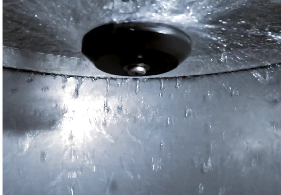 Das Innere des SmartTanks während der Reinigung: Vollständige und gründliche Reinigung für höchste Hygiene und Sicherheit bei der Milchaufbewahrung und -verarbeitung.