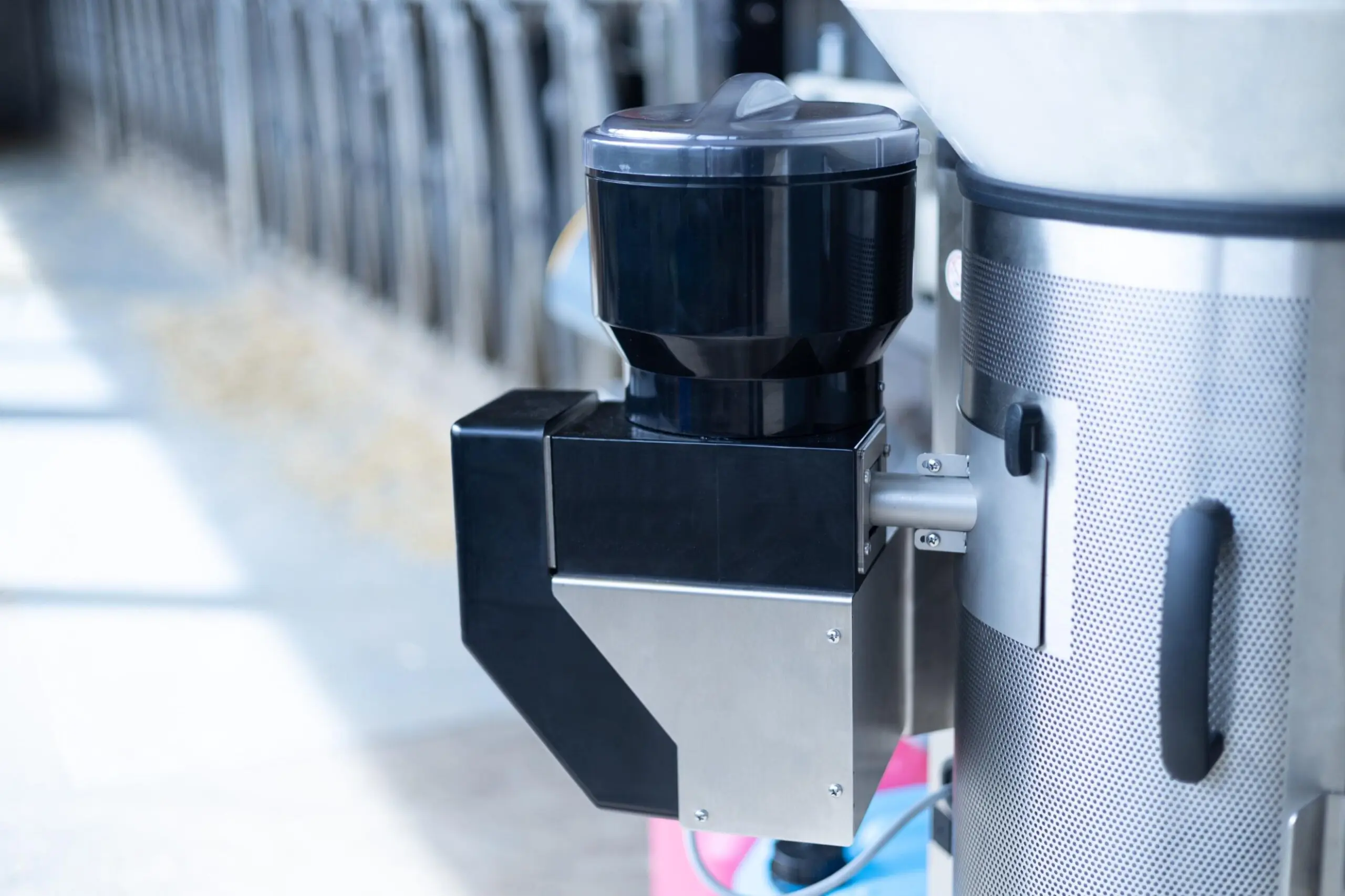 Der Zusatzdosierer sorgt für die exakte Dosierung und zuverlässige Verabreichung von flüssigen oder pulverförmigen Zusätzen, entweder einmalig oder über einen längeren Zeitraum hinweg. Perfekt für die individuelle Fütterung Ihrer Kälber – auch, wenn Sie nicht im Stall sind.