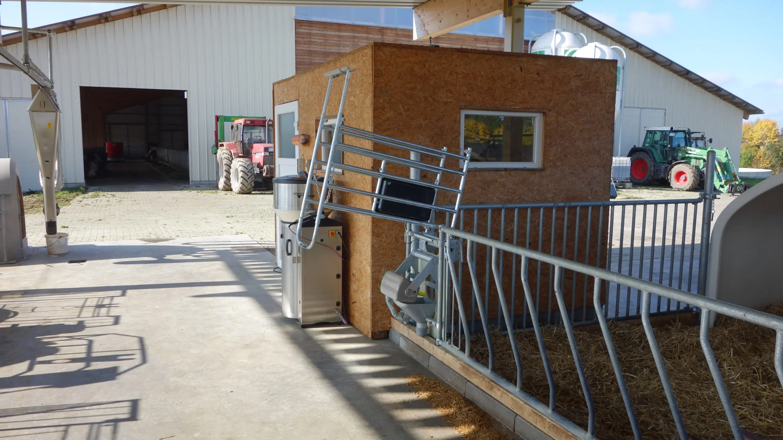 Die Tränkestation MaxiFlex bietet eine naturnahe Tränkeaufnahme in gesunder Körperhaltung, inspiriert vom mütterlichen Kuheuter. Der Nuckel wird nach jeder Benutzung automatisch gereinigt, wodurch optimale Hygiene gewährleistet wird. Die MaxiFlex kann mit der HygieneBox erweitert werden, die die natürlichen Euterstoßbewegungen der Kälber misst und eine vollautomatische Saugschlauchreinigung ermöglicht.