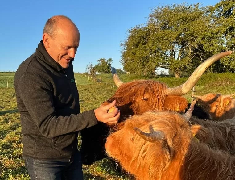 Bild des Betreibers unseres Blogs 'KälberBlogger', Dr. Peter Zieger, der Fachwissen und Insights zur Kälberhaltung teilt. Dr. Zieger ist in seiner Arbeitsumgebung zu sehen, wo er leidenschaftlich über die neuesten Entwicklungen und Best Practices in der Kälberaufzucht spricht.