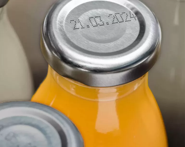Eine saubere Saftflasche, abgefüllt und sicher dank unseres zuverlässigen Pasteurisierers, der sowohl Säfte als auch Milch pasteurisiert.
